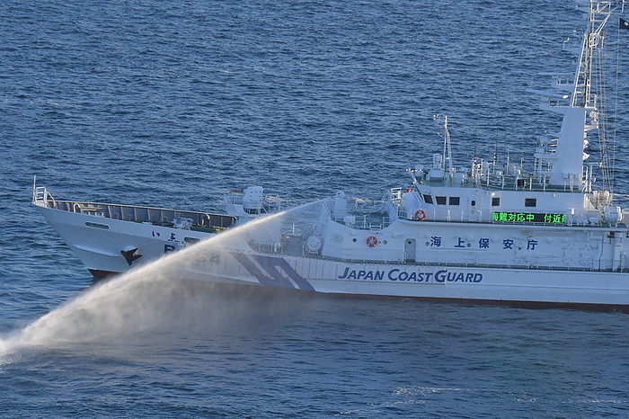 The Self Defense Defense Force vessel  Inazuma  lost navigation off the coast of Yamaguchi Prefecture. A Japan Coast Guard patrol boat works to clean up an oil spill in the area where the Japan Coast Guard ship was disabled.