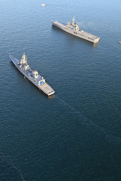 The Self Defense Defense Force vessel  Inazuma  lost navigation off the coast of Yamaguchi Prefecture. The Self Defense Defense Force vessel Inazuma  left  spilled oil when it became disabled while sailing in the Seto Inland Sea off Suo Oshima. On the right is a ship believed to be the consort ship.