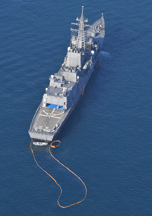 The Self Defense Defense Force vessel  Inazuma  lost navigation off the coast of Yamaguchi Prefecture. The navigable Japan Coast Guard ship  Inazuma  continues to anchor. An oil fence was stretched over the sea surface at the stern of the ship.