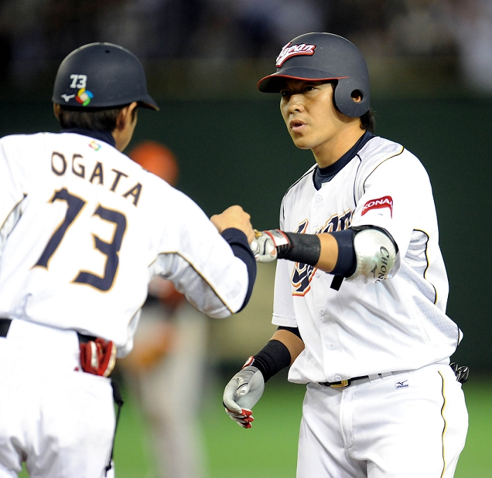 2013 WBC Round 2  L R  Koichi Ogata, Hisayoshi Chono  JPN , MARCH 12, 2013   WBC : Japan vs. Netherlands, Japan scores two runs in the bottom of the 8th inning and Hisayoshi Chono exchanges a hug with Coach Ogata  L  on the basepaths after hitting a double and a triple. March 12, 2013 Date 20130312 Location Tokyo Dome