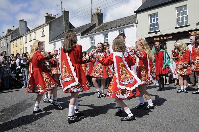 World Festivals Children in traditional costume with Neo Celtic motives for an event with Irish dancing at the town fair, Birr, Offaly, Midlands, Republic of Ireland, Europe