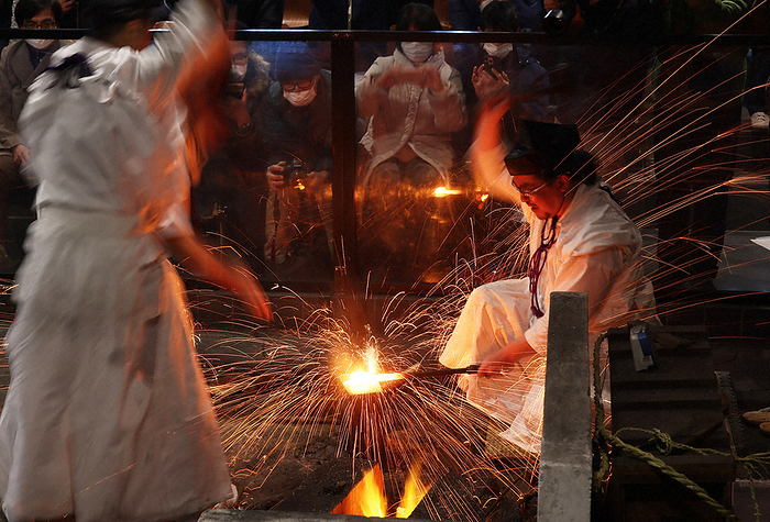 A swordsmith strikes tama hagane with a large hammer, sending sparks flying violently. A swordsmith strikes tama hagane with a large hammer, causing sparks to fly violently, at the Seki Kaji Traditions Museum in Seki City, Gifu Prefecture, Japan, January 2, 2023  photo by Kouji Hyodo .