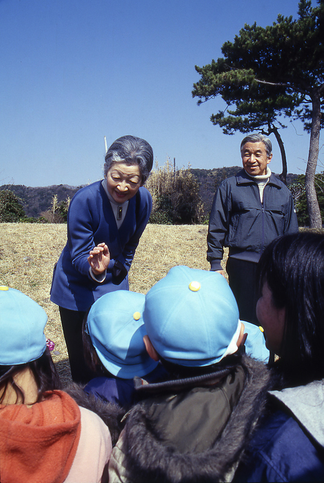 Their Majesties strolled along the beach behind the Hayama Imperial Villa Michiko talking to the children gathered at the school. After this, she squatted down and spoke at the same level as the children.