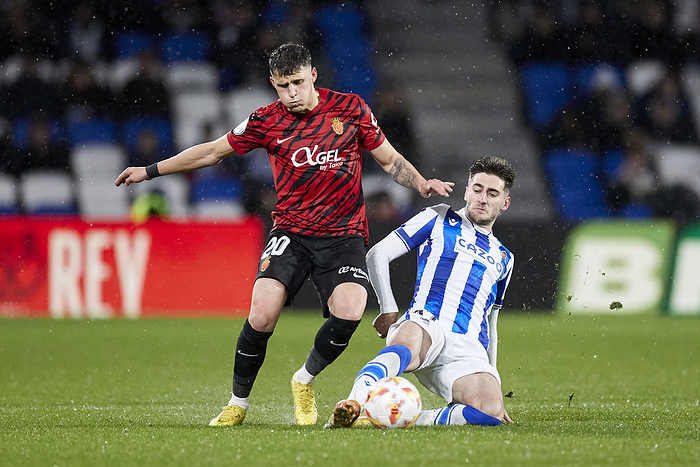 Real Sociedad vs RCD Mallorca   Copa del Rey SAN SEBASTIAN, SPAIN   JANUARY 17: Giovanni Alessandro Gonzalez of RCD Mallorca competes for the ball with Robert Navarro of Real Sociedad during the Copa del Rey Round of 16 match between Real Sociedad and RCD Mallorca at Reale Arena on January 17, 2023, in San Sebastian, Spain.  Photo by Ricardo Larreina AFLO 
