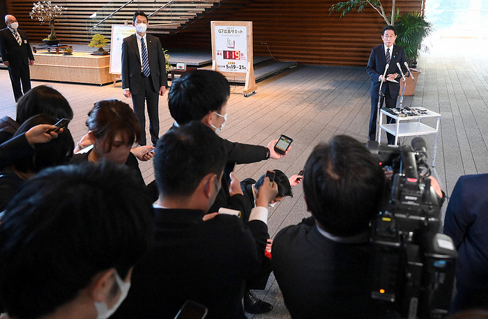 Prime Minister Fumio Kishida answers reporters  questions about the status of new coronavirus infection under the Infectious Disease Control Law. Prime Minister Fumio Kishida  back right  answers reporters  questions about the status of new coronavirus infection under the Infectious Disease Control Law at the Prime Minister s Office at 11:52 a.m. on January 20, 2023  photo by Mikiharu Takeuchi.