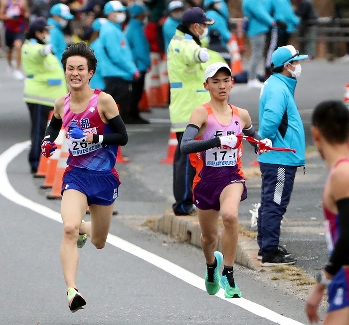2023 National Inter Prefectural Men s Ekiden Kyoto s Yusho Onishi  left  and Shohei Yamaguchi of Nagano battle for the lead before the 4th relay station in Hatsukaichi City  Photo by Representative   Photo Location  Hatsukaichi City