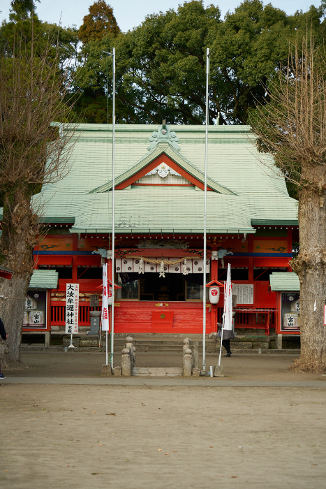 View of the Oyomusake Shrine in front of the building.