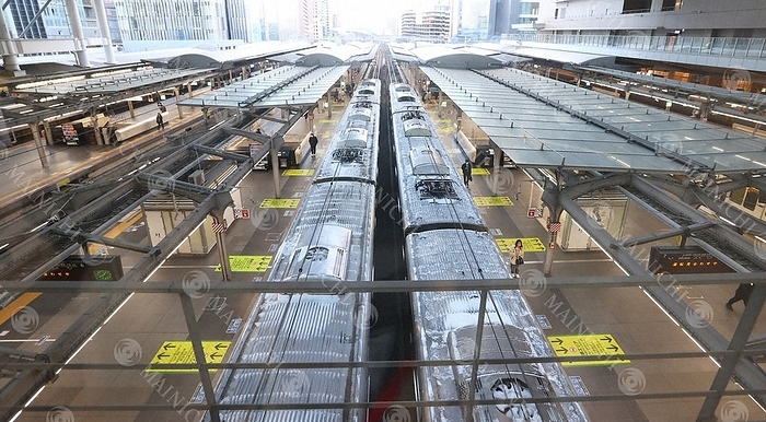 Intense Cold Wave in the Japanese Archipelago A train and a deserted platform with suspended operations at JR Osaka Station. The train cars were covered with snow from the previous day, photographed by Hiroki Takigawa at 8:08 a.m. on January 25, 2023 in Kita ku, Osaka City.