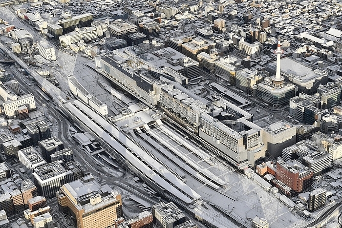Intense Cold Wave in the Japanese Archipelago The area around JR Kyoto Station, which is stained white by heavy snow, in Shimogyo ku, Kyoto, Japan, at 7:50 a.m. on January 25, 2023, photographed by Takehiko Onishi from a helicopter at the head office of the company.