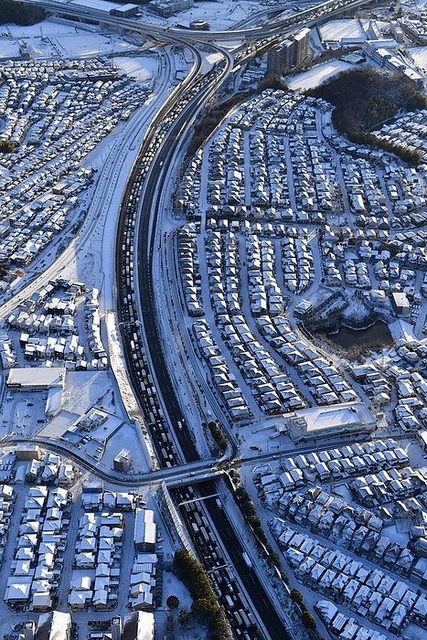 Intense Cold Wave in the Japanese Archipelago Residential areas blanketed in snow and the Meishin Expressway clogged with traffic from Osaka to Kyoto direction in Takatsuki City, Osaka Prefecture, Japan, at 7:34 a.m. on January 25, 2023, photo by Takehiko Onishi from the head office helicopter.