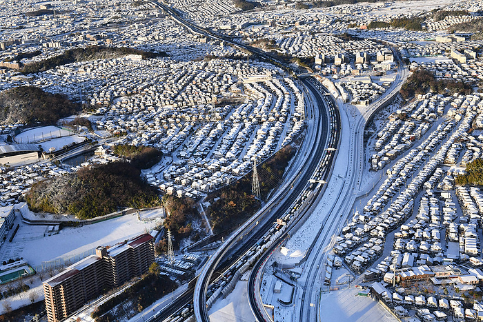 Intense Cold Wave in the Japanese Archipelago Residential areas blanketed in snow and the Meishin Expressway congested from Osaka toward Kyoto at 7:33 a.m. on January 25, 2023 in Takatsuki City, Osaka Prefecture  photo by Takehiko Onishi from the head office helicopter.