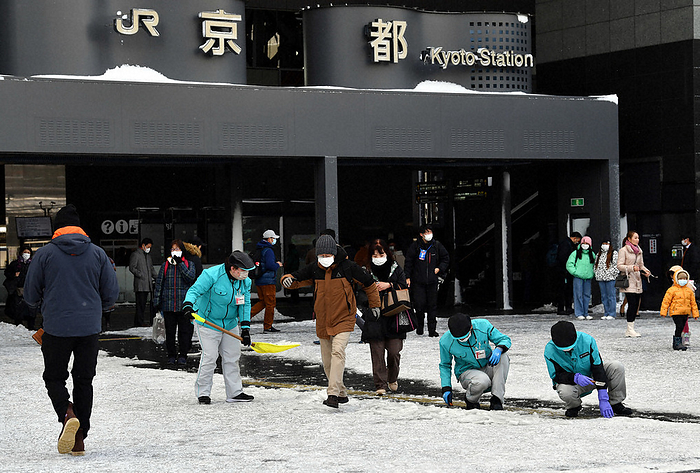 Intense Cold Wave in the Japanese Archipelago People are seen shoveling snow at JR Kyoto Station, which is covered with snow, in Shimogyo ku, Kyoto, Japan, at 9:51 a.m. on January 25, 2023  photo by Ai Kawahira .