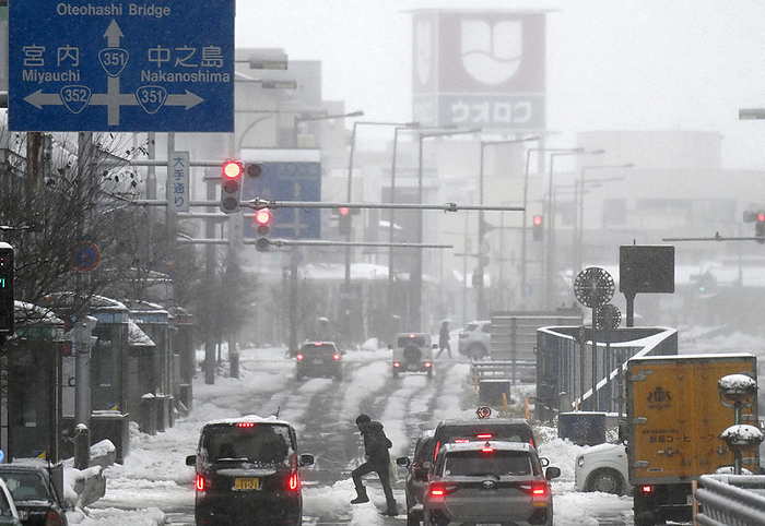 Intense Cold Wave in the Japanese Archipelago Otedori in front of JR Nagaoka Station is covered with snow due to the strongest cold air this winter.