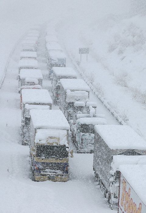 Intense Cold Wave in the Japanese Archipelago A large vehicle stuck on the Shin Meishin Expressway amid snowfall in Komono Town, Mie Prefecture, Japan, January 25, 2023, 2:06 p.m. Photo by Kimoji Hyodo