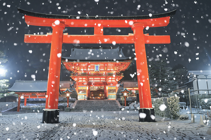 Fushimi Inari-taisha Shrine, snow-covered main approach and tower gate, Kyoto Pref.