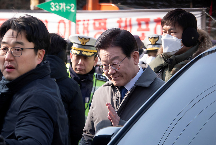 South Korea s opposition leader Lee Jae Myung appears for questioning at the Seoul Central District Prosecutors Office in Seoul Lee Jae Myung, January 28, 2023 : Lee Jae Myung, chair of the main opposition Democratic Party of South Korea waves to his supporters as he appears for questioning in front of the Seoul Central District Prosecutors Office in Seoul, South Korea. The prosecution suspects that Lee Jae Myung, during his time as Seongnam mayor, provided preferential treatment to private companies in property development project in Seongnam, allowing them to make unfair profits. Lee released a statement on Saturday, refuting all allegations and claimed his innocence, accusing the prosecution of fabricating charges against him and abusing its power for a politically motivated probe of a former presidential election rival of South Korean President Yoon Suk Yeol, according to local media.  Photo by Lee Jae Won AFLO   SOUTH KOREA 