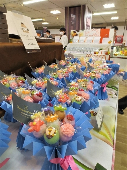 Chocolates in the shape of a bouquet at the  Chocolat Promenade  event at the Daimaru Sapporo store. Chocolates in the shape of a bouquet lined up at the  Chocolat Promenade  event at the Daimaru Sapporo store in Chuo ku, Sapporo, on January 24, 2023.