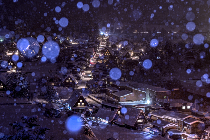 Gifu] Shirakawa-go in the snow, with the lights on, was a wonderful sight to see.