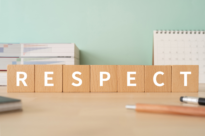 Image of respect and esteem｜Desk with blocks of wood with 