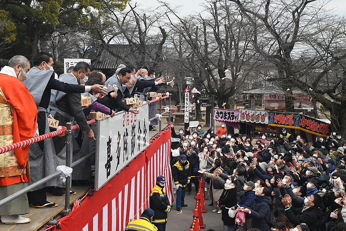 Beans were scattered to the sound of  Fuku wa uchi  at the Setsubun party. Beans were scattered at a Setsubun party in Kawagoe City at 1:23 p.m. on February 3, 2023, to the call of  Fuku wa uchi  good fortune is within .