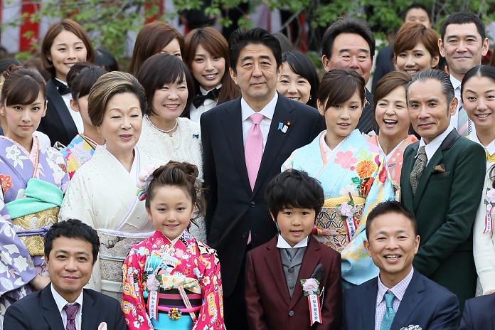  Temperate mood despite the cold weather Cherry blossom viewing party hosted by the Prime Minister Akie Abe, Shinzo Abe and guests, Apr 20, 2013 : Prime Minister Abe and his wife and guests, Cherry blossom viewing party hosted by Prime Minister Abe Apr 20, 2013 Shinjuku Gyoen Tokyo Tokyo, Japan