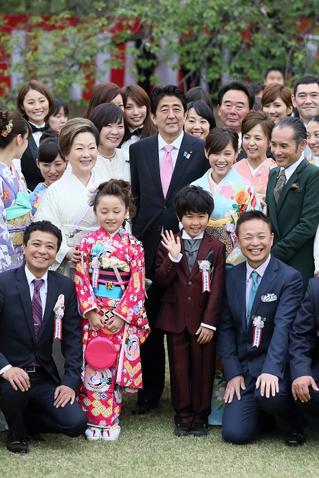  Temperate mood despite the cold weather Cherry blossom viewing party hosted by the Prime Minister Shinzo Abe and guests, Apr 20, 2013 : Prime Minister Abe and his wife and guests, viewing cherry blossoms hosted by Prime Minister Abe Apr 20, 2013 Shinjuku Gyoen Tokyo Japan