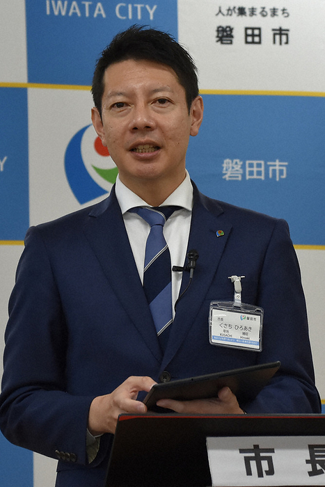 Hiroaki Kusachi, mayor of Iwata City, said of the discriminatory comments made by the prime minister s secretary,  You should think carefully about the fact that there are people who will be hurt by what you say. Regarding the discriminatory comments made by the secretary to the prime minister, Hiroaki Kusachi, mayor of Iwata City, said,  You should think carefully about the fact that there are people who will be hurt by your comments,  at City Hall on February 6, 2023, at 11:04 a.m. Photo by Hideyuki Yamada