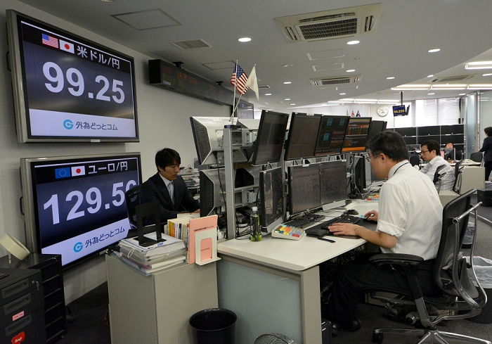 U.S. dollar stalls just before 100 yen Dollar back to the low 99 yen per dollar April 23, 2013, Tokyo, Japan   The U.S. dollar comes to a temporary standstill shy of the 100 yen level on the Tokyo foreign exchange market on Tuesday, April 23, 2013. The greenback set back against the Japanese currency but traders anticipated it would be just a matter of time before the psychological level is broken.   Photo by Natsuki Sakai AFLO  AYF  mis 