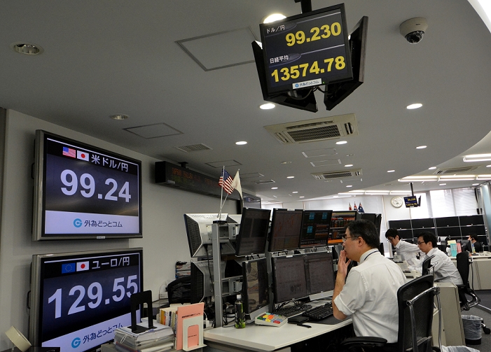 U.S. dollar stalls just before 100 yen Dollar back to the low 99 yen per dollar April 23, 2013, Tokyo, Japan   The U.S. dollar comes to a temporary standstill shy of the 100 yen level on the Tokyo foreign exchange market on Tuesday, April 23, 2013. The greenback set back against the Japanese currency but traders anticipated it would be just a matter of time before the psychological level is broken.   Photo by Natsuki Sakai AFLO  AYF  mis 