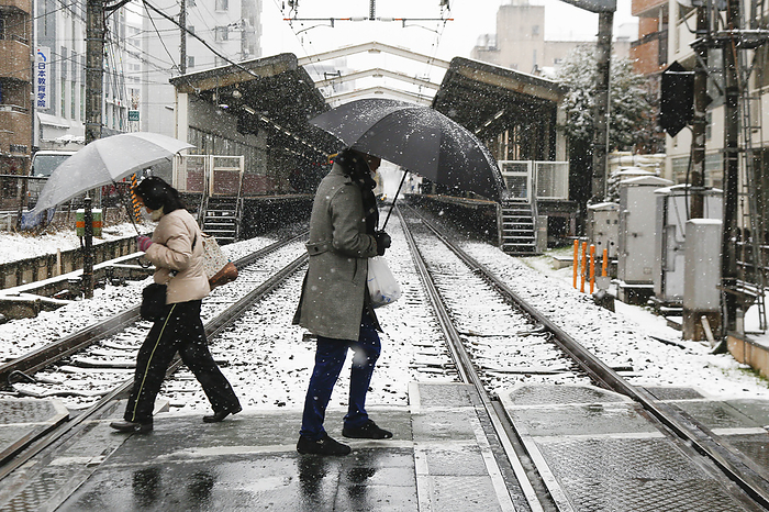 Heavy Snowfall in Tokyo for first time in 2023 People holding umbrellas walk on a snow covered sidewalk in Tokyo on February 10, 2023, in Japan. The Meteorological Agency issued a heavy snow warning for central Tokyo. It may change to rain on Friday night and create hazardous road conditions on roads in the evening rush hour.  Photo by Rodrigo Reyes Marin AFLO 