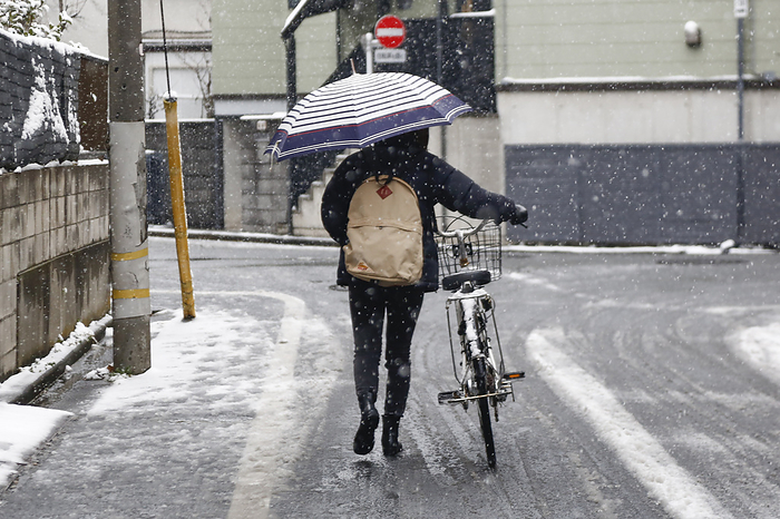 Heavy Snowfall in Tokyo for first time in 2023 A woman holding a bicycle walks in the falling snow in Tokyo on February 10, 2023, Japan. The Meteorological Agency issued a heavy snow warning for central Tokyo. It may change to rain on Friday night and create hazardous road conditions on roads in the evening rush hour.  Photo by Rodrigo Reyes Marin AFLO 