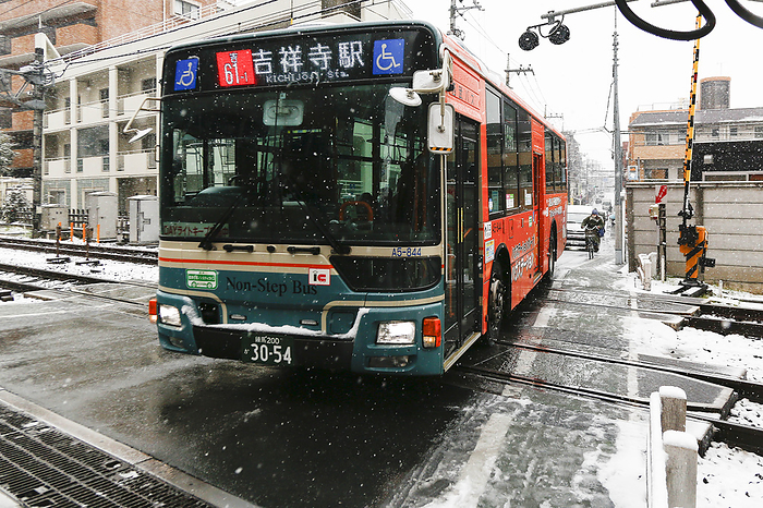 Heavy Snowfall in Tokyo for first time in 2023 A bus runs under snowfall in Tokyo on February 10, 2023, in Japan. The Meteorological Agency issued a heavy snow warning for central Tokyo. It may change to rain on Friday night and create hazardous road conditions on roads in the evening rush hour.  Photo by Rodrigo Reyes Marin AFLO 