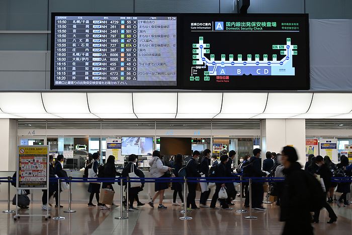 Large information display to be removed from security checkpoints at Haneda Airport by ANA on its last day of operation. The large information display on the left remains in operation until the last day of operation at security checkpoint A at Haneda Airport s Terminal 2 used by ANA, on February 9, 2023. PHOTO: Tadayuki YOSHIKAWA Aviation Wire