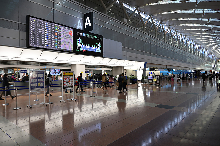 Large information display to be removed from security checkpoints at Haneda Airport by ANA on its last day of operation. The large information display on the left remains in operation until the last day of operation at security checkpoint A at Haneda Airport s Terminal 2 used by ANA, on February 9, 2023. PHOTO: Tadayuki YOSHIKAWA Aviation Wire