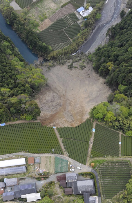 Large scale landslide in Hamamatsu Fears of expansion depending on weather The site where earth and sand collapsed from the high ground in the foreground, causing cracks in a tea plantation in Hamamatsu City, Japan.