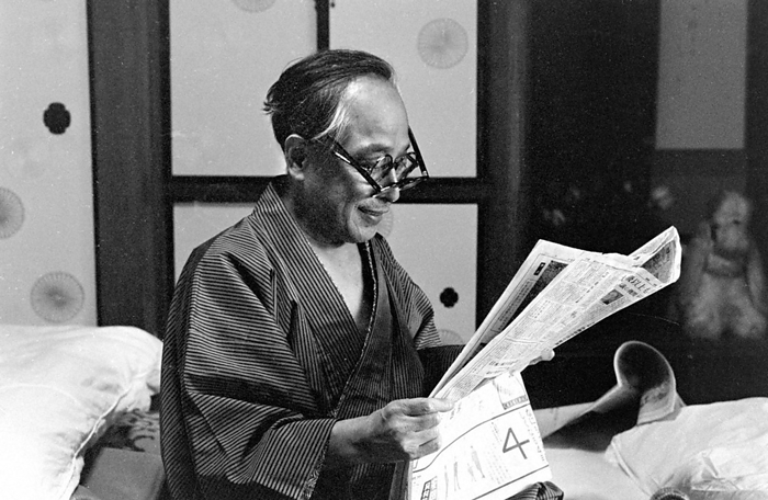 Shibuya Tengai of Shochiku Shinkigeki Theater recuperating at home from pneumonia, photographed at his 