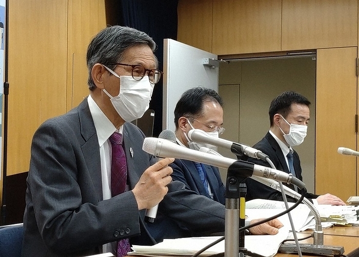 Shigeru Omi  left , Chairman of the Subcommittee on Basic Response Policies, and government officials at a press conference after approving a government policy to relax the mask wearing rule. Shigeru Omi, Chairman of the Subcommittee on Basic Coping Policies  left  and government officials at a press conference after approving a government policy to relax mask wearing rules, in Chiyoda ku, Tokyo, February 10, 2023, 6:47 p.m. Photo by Hiroyuki Harada