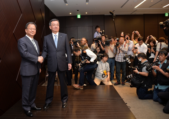 Sharp s Largest Deficit in History Vice President Takahashi promoted to President May 14, 2013, Tokyo, Japan   Takashi Okuda, left, outgoing president of Japan s Sharp Corp., and his successor Kozo Takahashi pose for photographers at the conclusion of a news conference in Tokyo on Tuesday, May 14, 2013. Takahashi, currently an executive vice president, will become its president and CEO as of June 25 in a reshuffle to help restore profitability after reporting a record loss of  5.4 billion in the fiscal year that ended in March.  Photo by Natsuki Sakai AFLO  AYF  mis 