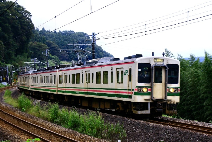 Ham sandwich train♪ Running strong on the Shin-Etsu Line...107 series train