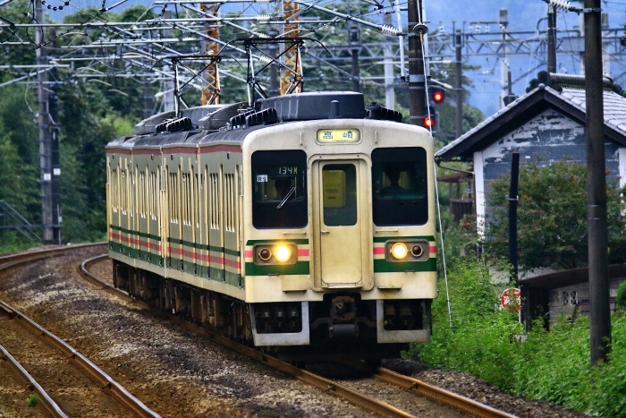 Ham sandwich train♪ Running strong on the Shin-Etsu Line...107 series train
