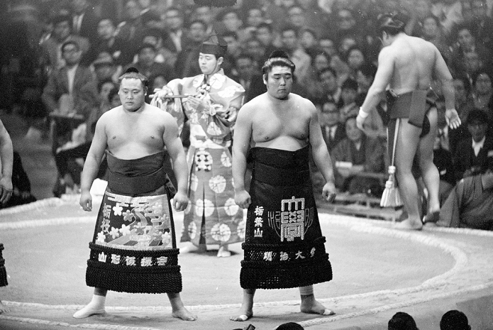 Kyushu  November  tournament, held in Fukuoka Tochizakura, Tochibayama, NOVEMBER 15, 1970   Sumo : Juryo ring entering ceremony on the first day of the Kyushu Grand Sumo Tournament. Tochibayama  right  and Tochizakura  left , both promoted to the new juryo ranks, were the highest ranking yokozuna for two consecutive years at Meio Nakano High School. The most unconventional wrestler in the world of sumo,  Dokkoroku Jinsei,  published in 2010, a bow breaking from the middle on the second day of bow taking    November 15, 1970  Date 19701115  Photo location Fukuoka Sports Center