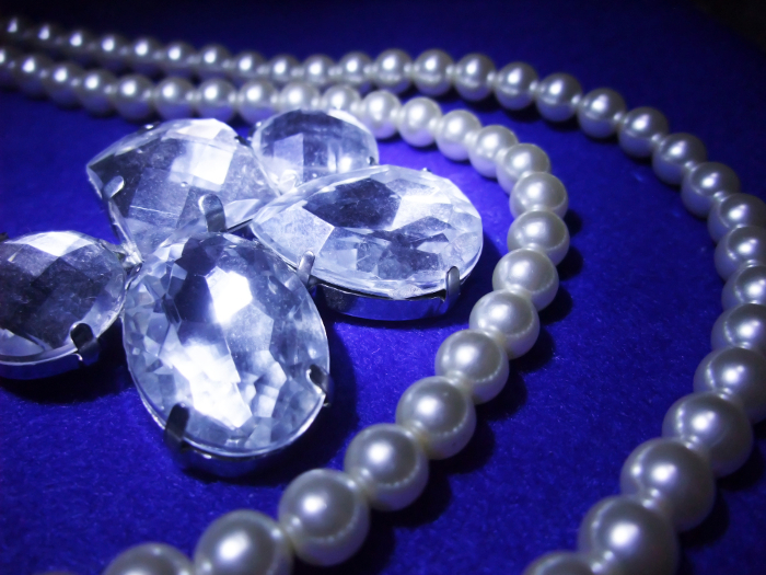 Pearl necklace and glass brooch