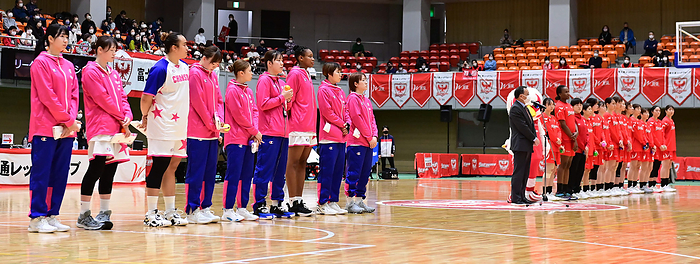 2022 23 W League Fujitsu vs. Chanson Cosmetics, Women s Basketball W League Members of both teams line up at the pre game ceremony. Fujitsu in the back has 14 members while Chanson in the front has 9 members, once again highlighting the unusual team conditions.