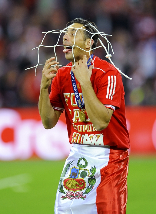 UEFA Champions League Bayern wins fifth championship in 12 seasons Claudio Pizarro  Bayern , MAY 25, 2013   Football   Soccer : Claudio Pizarro of Bayern celebrates with a piece of the goalnet after winning the UEFA Champions League Final match between Borussia Dortmund 1 2 FC Bayern Munchen at Wembley Stadium in London, England.  Photo by AFLO 