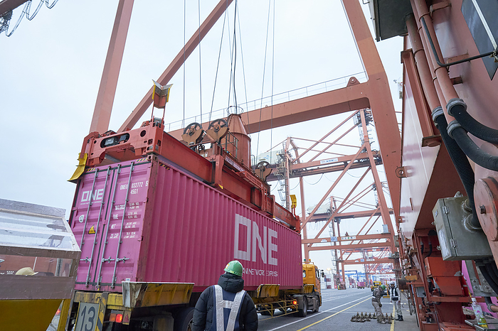 Photo taken in 2023 Loading and unloading operation by gantry crane February 2023 Shinagawa ku, Tokyo Oi Futo Container Terminal