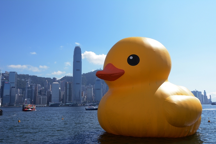 Giant Ducks in Hong Kong Fully restored after repair June 1, 2013, Hong Kong    Rubber Duck by Dutch conceptual artist Florentijn Hofman is displayed at Victoria Harbour in Hong Kong, June 1, 2013. A lot spectators watch the the giant Rubber Duck at Harbour City, a large shopping mall in Hong Kong on Saturday.  Photo by AFLO 