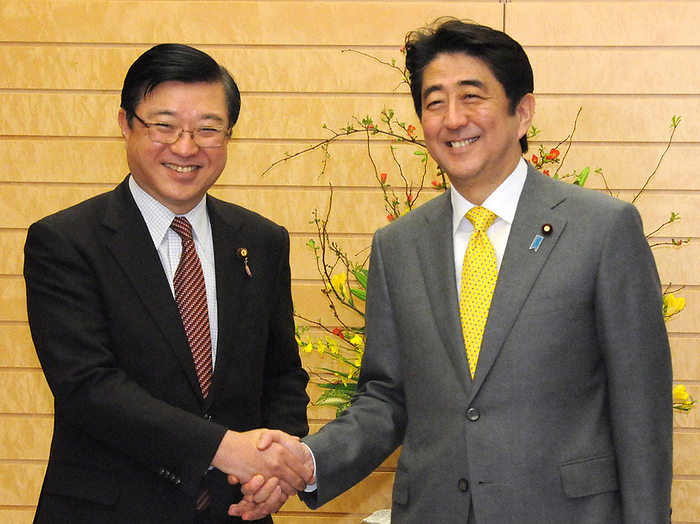 Prime Minister s Office, NSC Resignation Order Issued Prime Minister Shinzo Abe shakes hands with Yosuke Isozaki  left , the deputy assistant minister for national security policy, during a commemorative photo shoot after receiving a letter of appointment as the assistant minister for national security policy, at the Prime Minister s Office, January 7, 2014, 11:30 a.m. Photo by Taro Fujii.