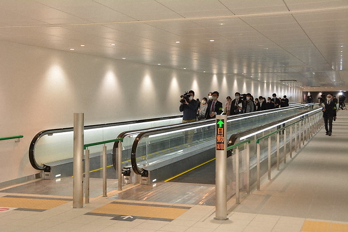 New 55 meter  moving walkway  at Hakata Station The new 55 meter  moving walkway. It allows passengers to go back and forth between the Nanakuma Line and Airport Line platforms in Hakata Station in about three minutes each way.