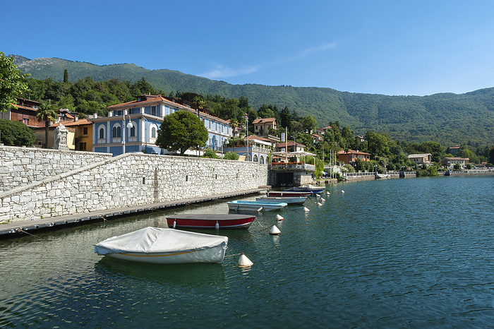 Boote unterhalb der Seepromenade am Lago di Mergozzo, Mergozzo, Piemont, Italien, Europa, by Jürgen Wackenhut. Alle Rechte vorbehalten