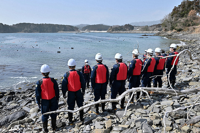 Minami Sanriku Town, Miyagi Prefecture, 12 years after the Great East Japan Earthquake Police officers line up toward the sea after searching for missing persons on the beach. As long as there are still people waiting for their families after 12 years, we will continue to search without giving up hope. We will continue to search for them, not only on the anniversary of their deaths, but also in the future, while carefully examining information.